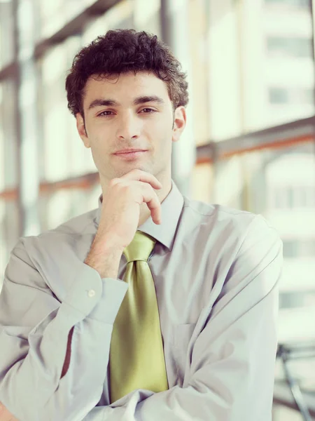 Porträt Eines Jungen Geschäftsmannes Modernen Bürointerieur Mit Großen Fenstern Hintergrund — Stockfoto