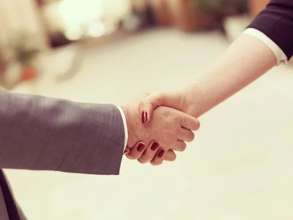 业务伙伴概念在现代办公室室内的商人和女商人握手 — 图库照片