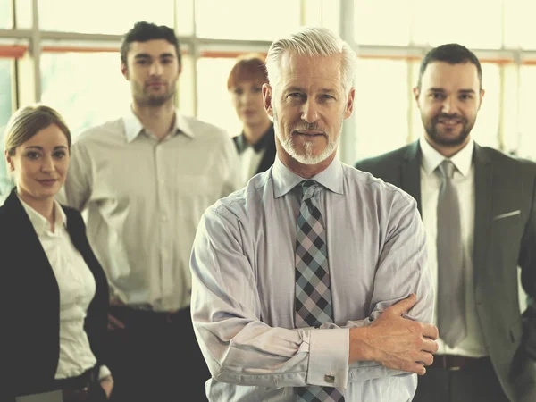 Empresário Sénior Com Sua Equipa Escritório Grupo Empresários — Fotografia de Stock