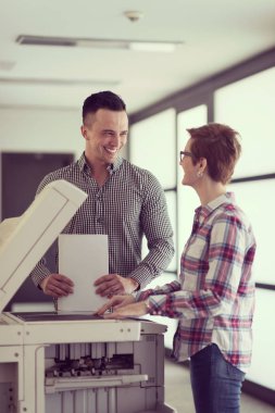 mutlu iş insanlar grubu, modern ofis kopya evrak üstünde makine