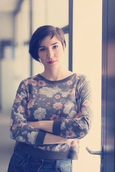 Портрет Молодой Предпринимательницы Повседневной Хипстерской Одежде Современном Интерьере Бизнес Офиса — стоковое фото