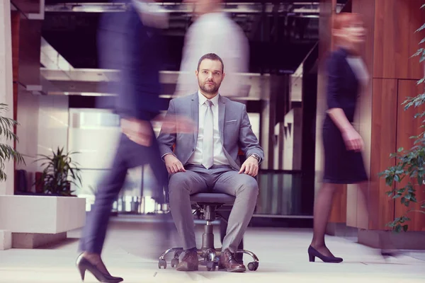 Geschäftsmann Bürostuhl Sitzend Menschengruppe Vorbeigehen Konzept Von Zeit Hektik Organisation — Stockfoto