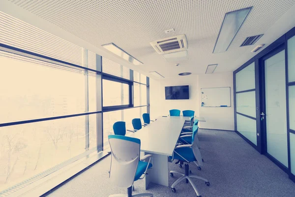 Interior Nova Sala Reunião Escritório Moderno Com Grandes Janelas — Fotografia de Stock