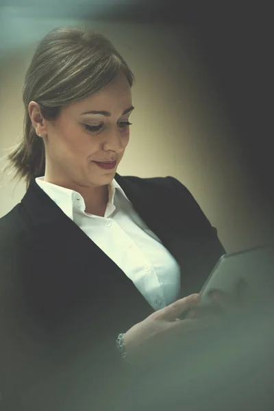 Корпоративный Бизнес Женщина Работающая Планшетном Компьютере Современном Интерьере Офиса — стоковое фото