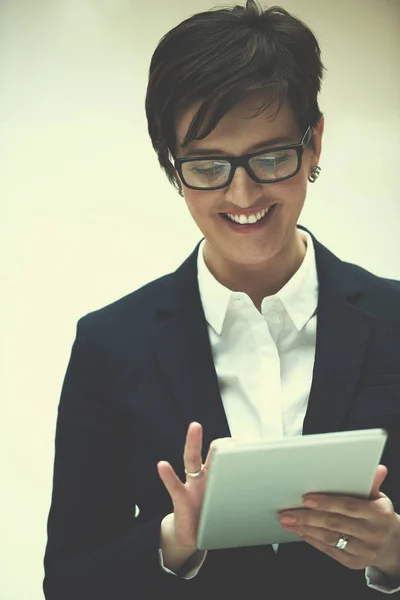 Mulher Negócios Corporativa Trabalhando Computador Tablet Interior Escritório Moderno — Fotografia de Stock
