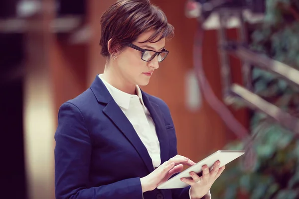 Geschäftsfrau Arbeitet Modernem Büro Tablet Computer — Stockfoto