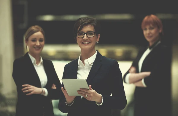 Junge Geschäftsfrau Team Steht Modernem Hellen Büro Und Arbeitet Tablet — Stockfoto