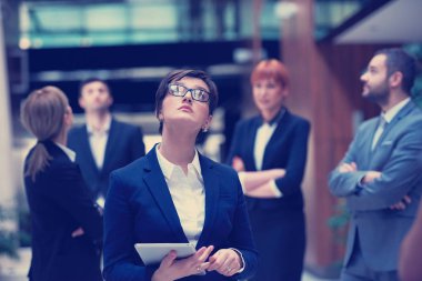 Genç iş adamları, modern ve aydınlık ofiste toplanıp çalışıyorlar.