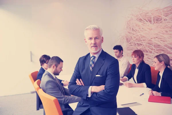 Homme Affaires Senior Avec Son Équipe Bureau Moderne Groupe Des — Photo