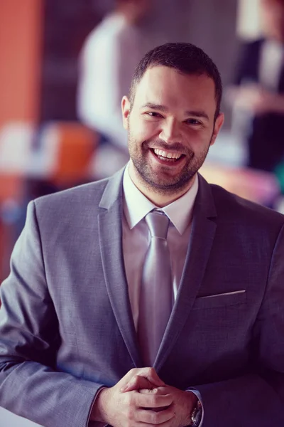 Щасливий Молодий Бізнесмен Портрет Сучасному Офісі Зустрічі Приміщенні — стокове фото