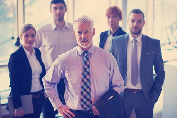 Empresário Sénior Com Sua Equipa Escritório Grupo Empresários — Fotografia de Stock