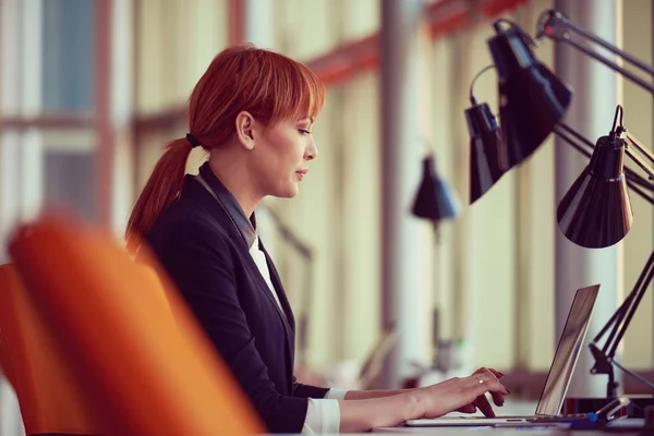 Mulher Negócios Que Trabalha Computador Escritório Moderno — Fotografia de Stock