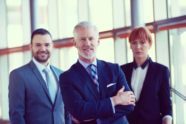 Hombre Negocios Senior Con Equipo Oficina Grupo Empresarios — Foto de Stock