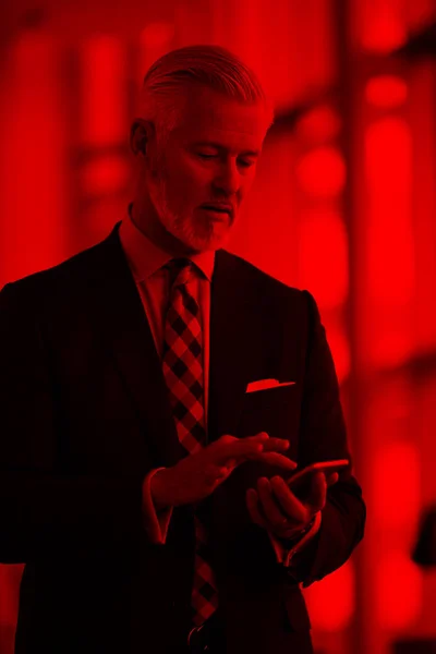 Старший Бізнесмен Розмовляє Мобільному Телефону Сучасному Яскравому Офісному Інтер Єрі — стокове фото