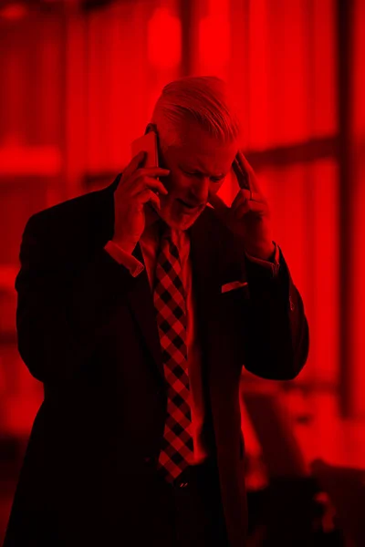Hombre Negocios Senior Hablar Teléfono Móvil Interior Oficina Brillante Moderna — Foto de Stock