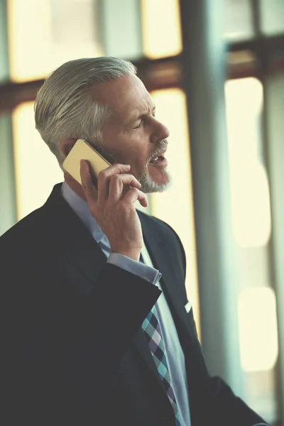 Uomo Affari Più Anziano Parla Telefonino Interno Ufficio Lucente Moderno — Foto Stock