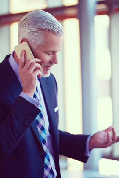 Homem Negócios Sênior Falar Telefone Móvel Interior Moderno Escritório Brilhante — Fotografia de Stock