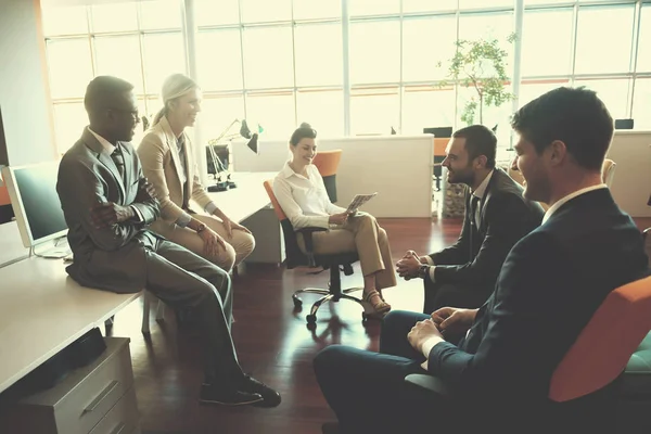 Groupe Jeunes Gens Affaires Ont Réunion Travailler Dans Bureau Lumineux — Photo