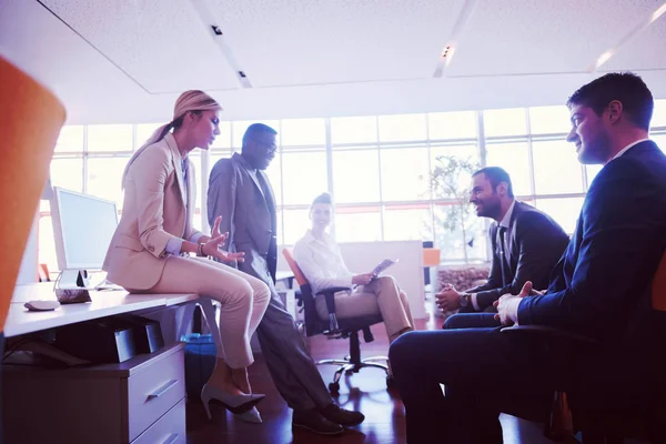若いビジネスグループは現代の明るいオフィスの屋内で会議や仕事をしています — ストック写真