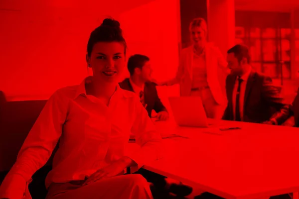 Groupe Jeunes Gens Affaires Ont Réunion Travailler Dans Bureau Lumineux — Photo