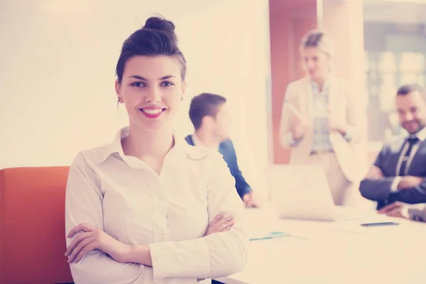 Mujer Negocios Con Personal Grupo Personas Segundo Plano Oficina Brillante — Foto de Stock