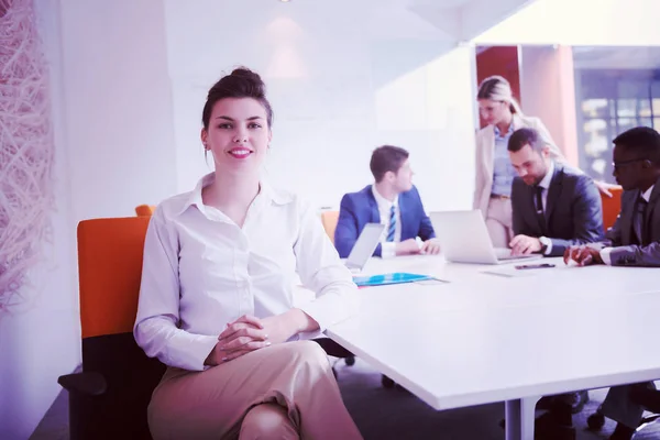 Grupo Jovens Empresários Têm Reunião Trabalho Moderno Escritório Brilhante Interior — Fotografia de Stock