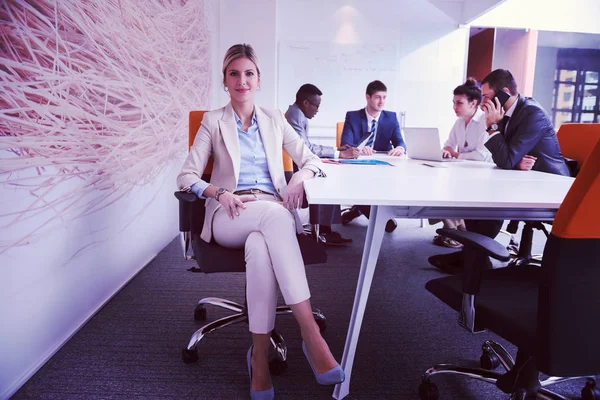 Groupe Jeunes Gens Affaires Ont Réunion Travailler Dans Bureau Lumineux — Photo