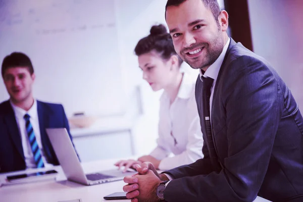 Unga Affärsmän Grupp Har Möte Och Arbetar Moderna Ljusa Kontor — Stockfoto