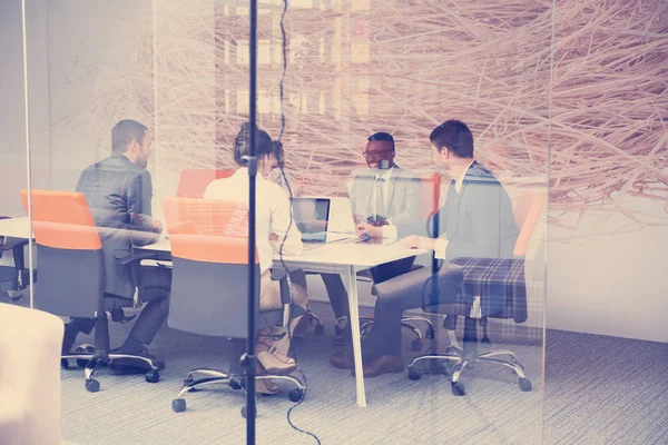 Groupe Jeunes Gens Affaires Ont Réunion Travailler Dans Bureau Lumineux — Photo