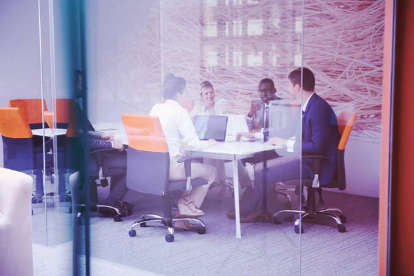 Junge Geschäftsleute Treffen Sich Und Arbeiten Modernen Hellen Büroräumen — Stockfoto