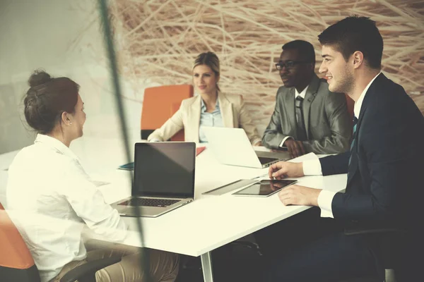 Unga Affärsmän Grupp Har Möte Och Arbetar Moderna Ljusa Kontor — Stockfoto