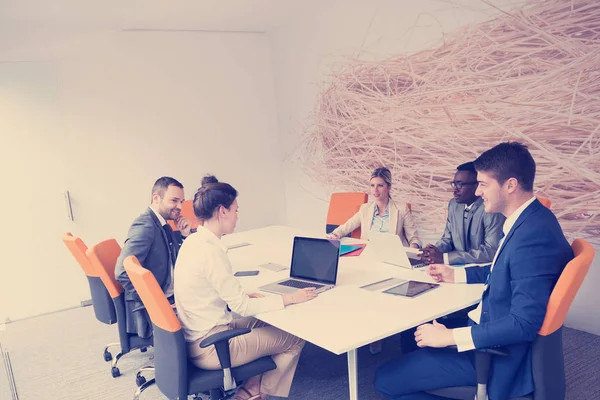 Jonge Zakenmensen Groep Hebben Vergadering Werken Moderne Lichte Kantoor Indoor — Stockfoto