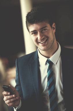 Genç iş adamları, modern ve aydınlık ofiste toplanıp çalışıyorlar.