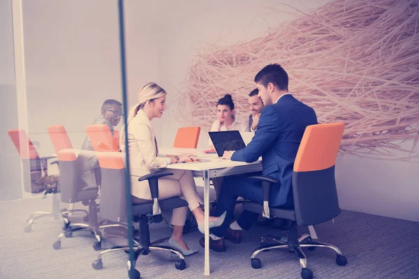 Grupo Jovens Empresários Têm Reunião Trabalho Moderno Escritório Brilhante Interior — Fotografia de Stock
