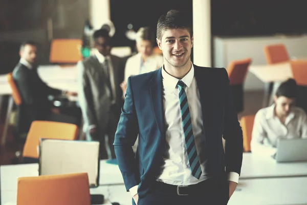 Счастливый Портрет Молодого Бизнесмена Светлом Современном Помещении Офиса — стоковое фото