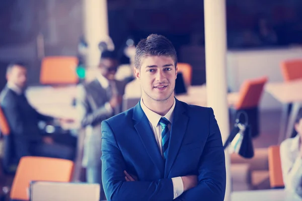 Feliz Joven Hombre Negocios Retrato Oficina Moderna Brillante Interior —  Fotos de Stock