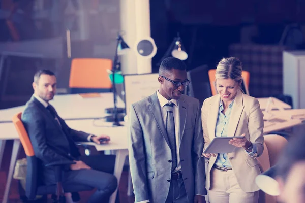 Groupe Jeunes Gens Affaires Ont Réunion Travailler Dans Bureau Lumineux — Photo