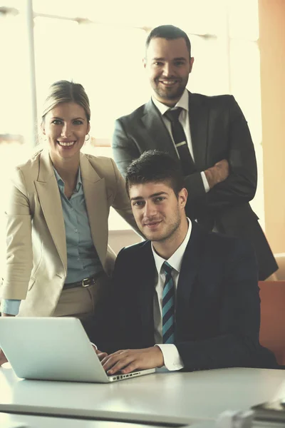 Feliz Joven Hombre Negocios Retrato Oficina Moderna Brillante Interior — Foto de Stock