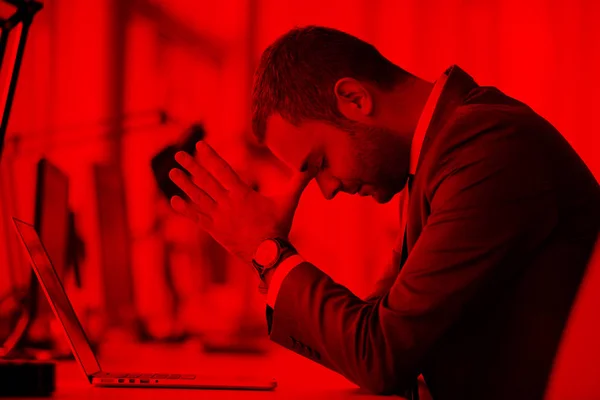 Frustrierter Junger Geschäftsmann Arbeitet Büro Laptop — Stockfoto