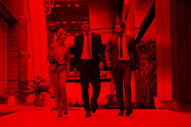 Genç çok ırklı iş insanları ayakta ve üst görüşlü yürüyor