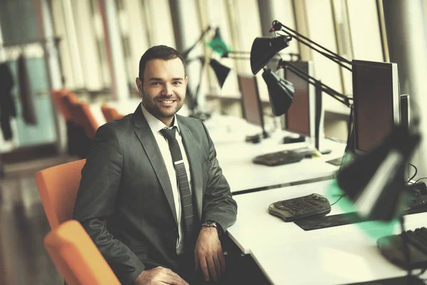 Glücklicher Junger Geschäftsmann Porträt Hellen Modernen Büro Drinnen — Stockfoto