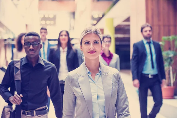 Jóvenes Personas Negocios Multiétnicos Grupo Caminando Pie Vista Superior — Foto de Stock