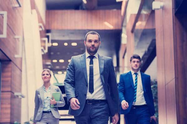 молодежь мульти-этнических бизнесменов группа ходить стоя и вид сверху