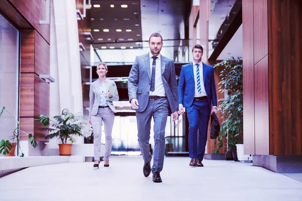 Unga Multietniska Affärsmän Grupp Promenader Stående Och Ovanifrån — Stockfoto