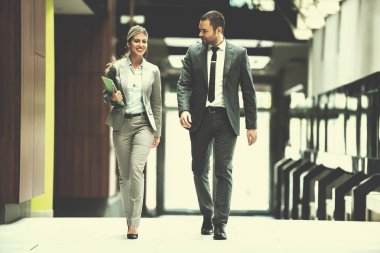 Genç çok ırklı iş insanları ayakta ve üst görüşlü yürüyor