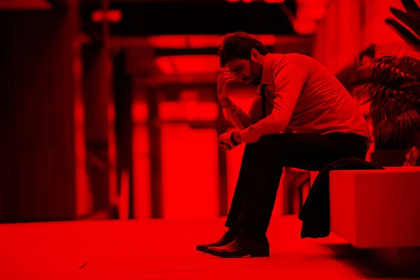 Frustrado Joven Hombre Negocios Que Trabaja Ordenador Portátil Oficina — Foto de Stock