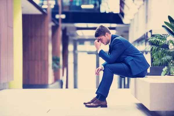 Frustrado Joven Hombre Negocios Que Trabaja Ordenador Portátil Oficina —  Fotos de Stock