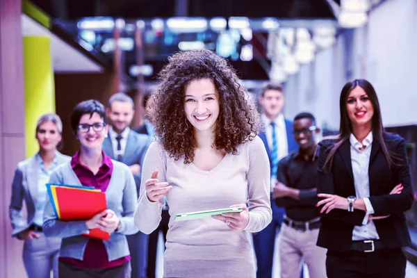 Junge Multiethnische Geschäftsleute Gehen Stehend Und Von Oben — Stockfoto