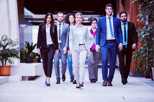 Unga Multietniska Affärsmän Grupp Promenader Stående Och Ovanifrån — Stockfoto