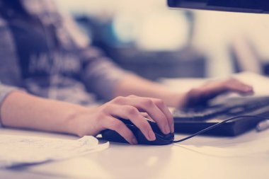 bilgisayarda programlama kodu yazma yazılım geliştiricisi